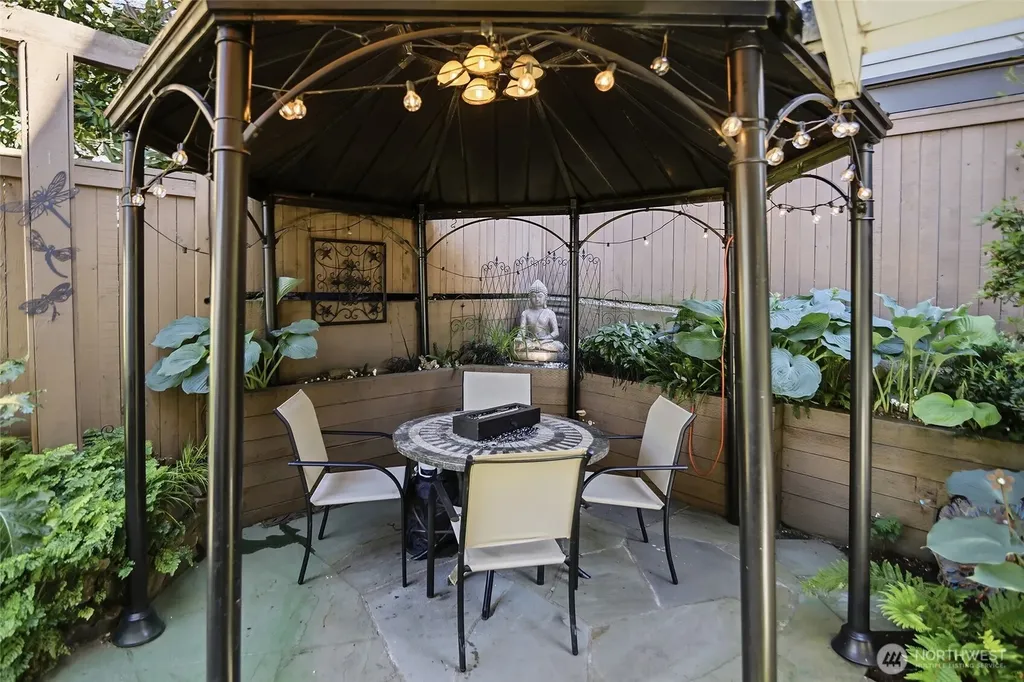1528 1st Avenue W Seattle WA 98119