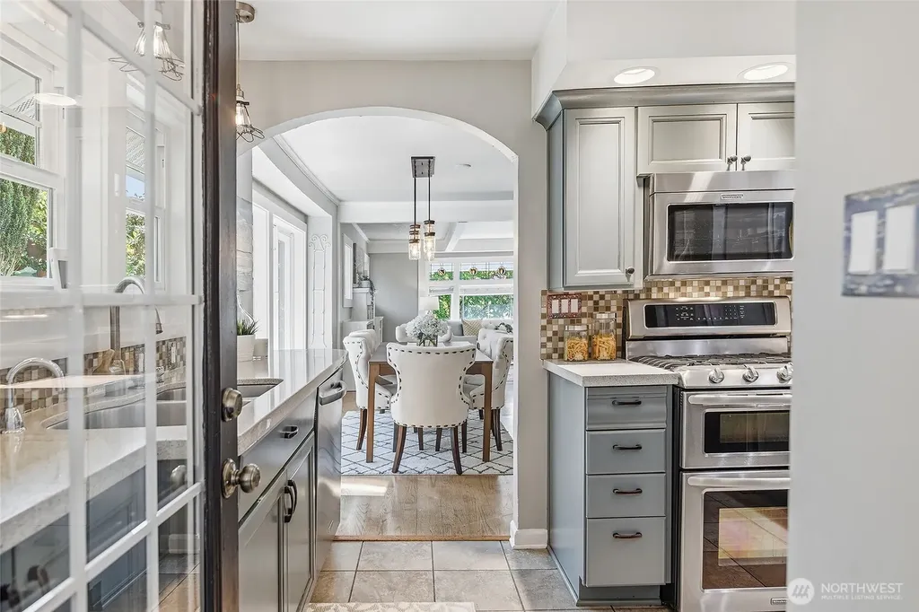 1528 1st Avenue W Seattle WA 98119