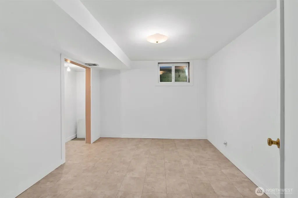 16604 11th Avenue SW Burien WA 98166