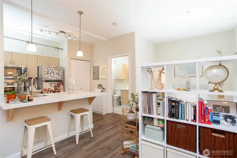 812 5th Avenue N Seattle WA 98109