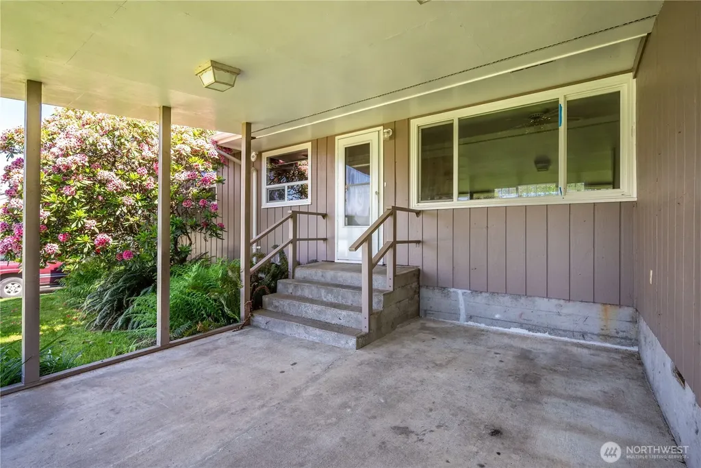 933 S Nevada Drive Longview WA 98632