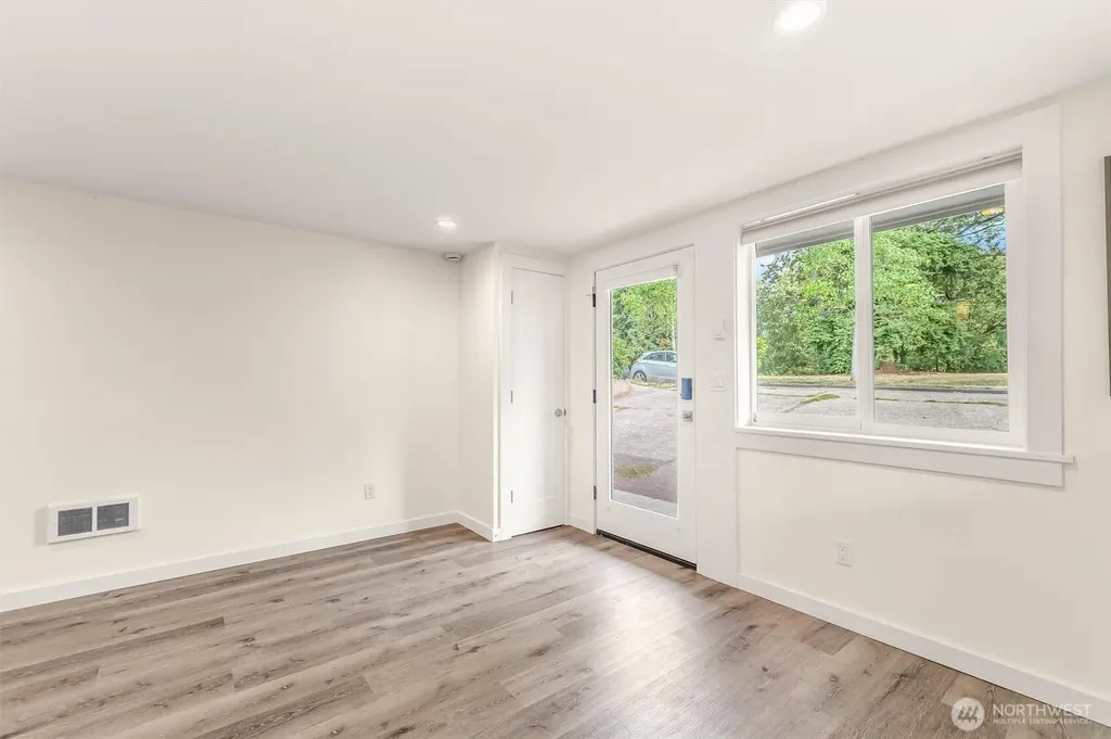 9251 N Ashworth Avenue N Seattle WA 98103