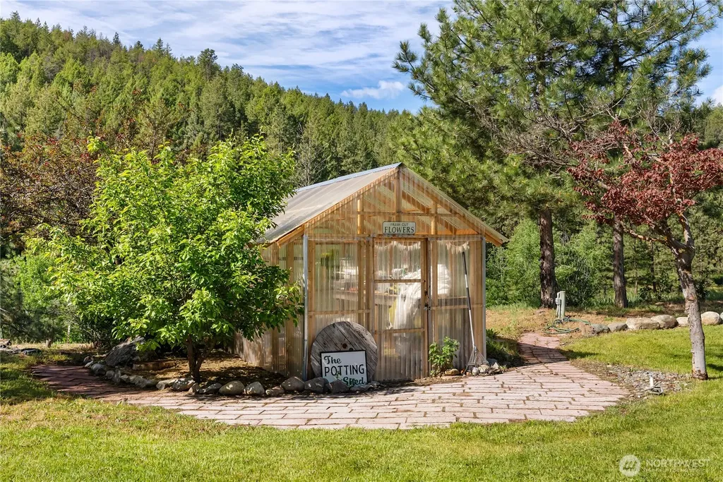 1574 Pine Creek Tonasket WA 98855