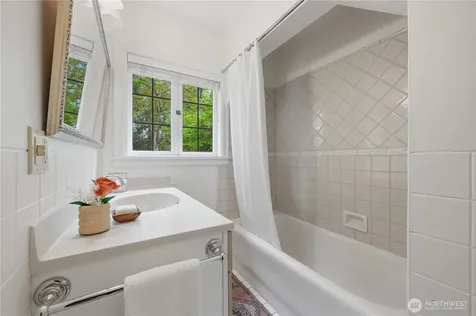 7550 21st Avenue NE Seattle WA 98115