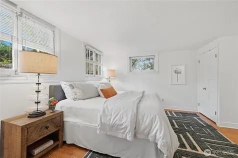 7550 21st Avenue NE Seattle WA 98115