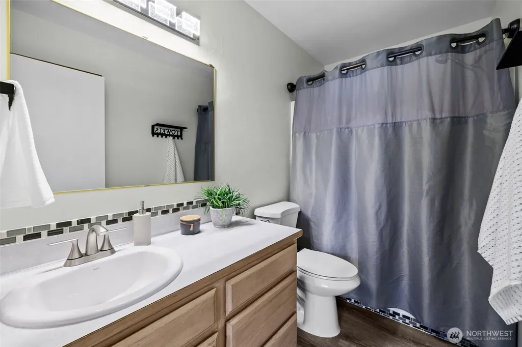 2233 NW Clinton Avenue Poulsbo WA 98370