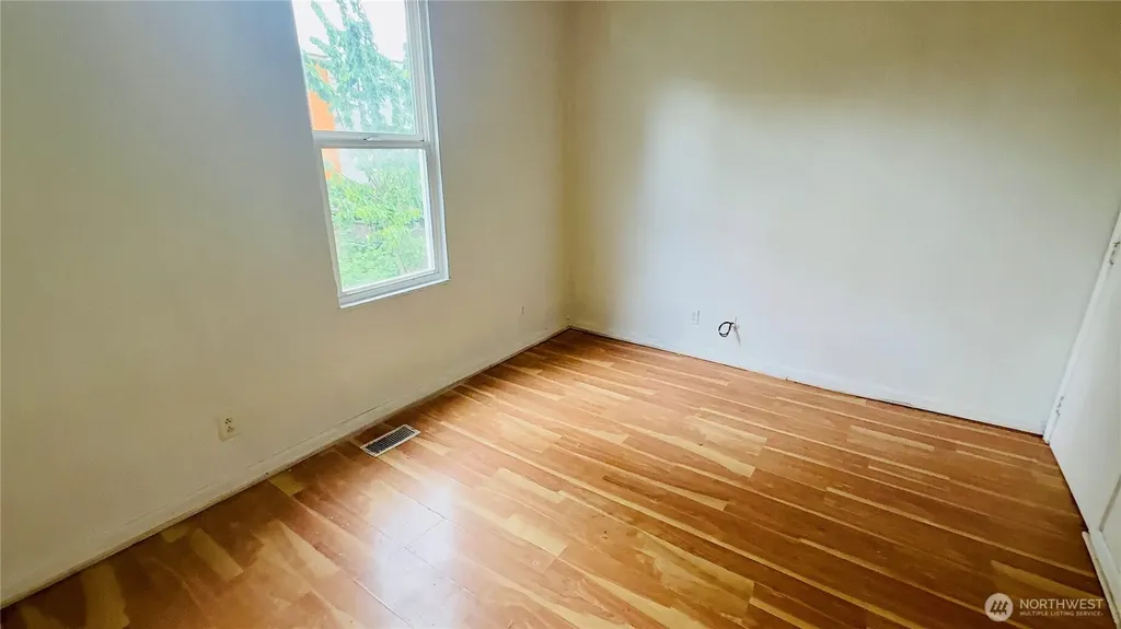 527 S Sullivan Street Seattle WA 98108