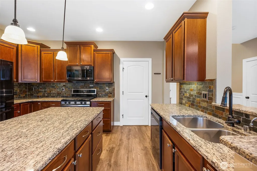 32113 Sunny Lane Black Diamond WA 98010