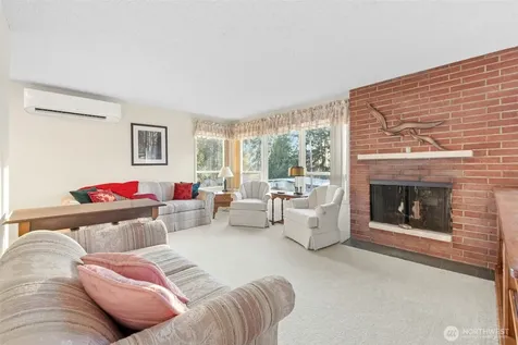 24 158th Place SE Bellevue WA 98008