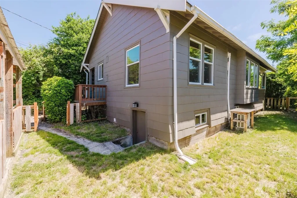 1922 4th Street Bremerton WA 98337