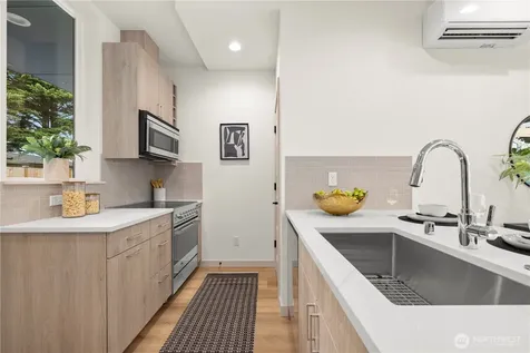 7005 9th Avenue NE Seattle WA 98115