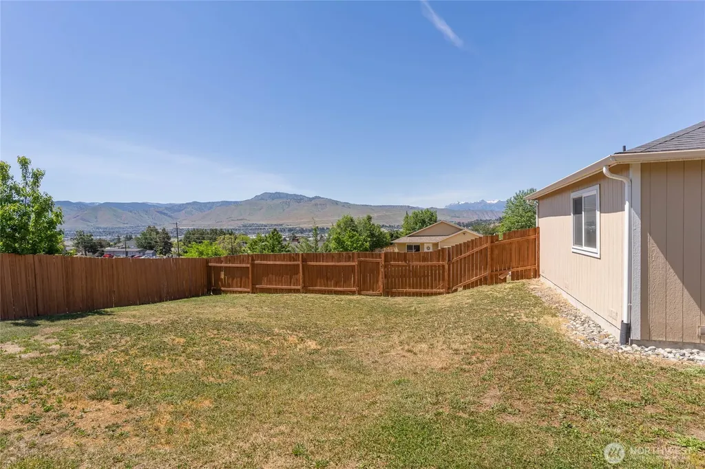 3935 NE Vista Del Rey Drive East Wenatchee WA 98802