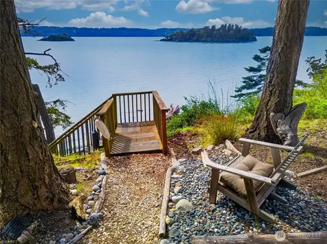17946 Cobahud La Conner WA 98257