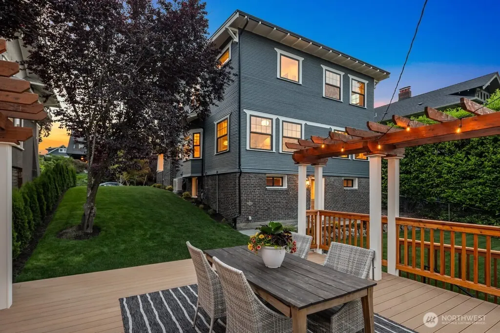 946 22nd Avenue E Seattle WA 98112