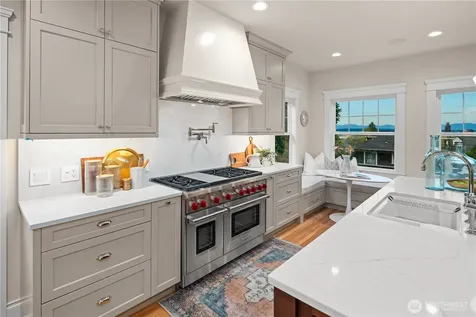 946 22nd Avenue E Seattle WA 98112