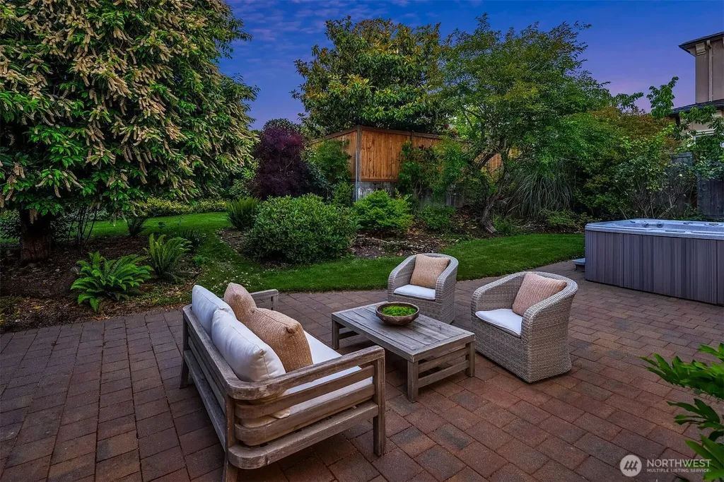1333 98th Avenue NE Clyde Hill WA 98004