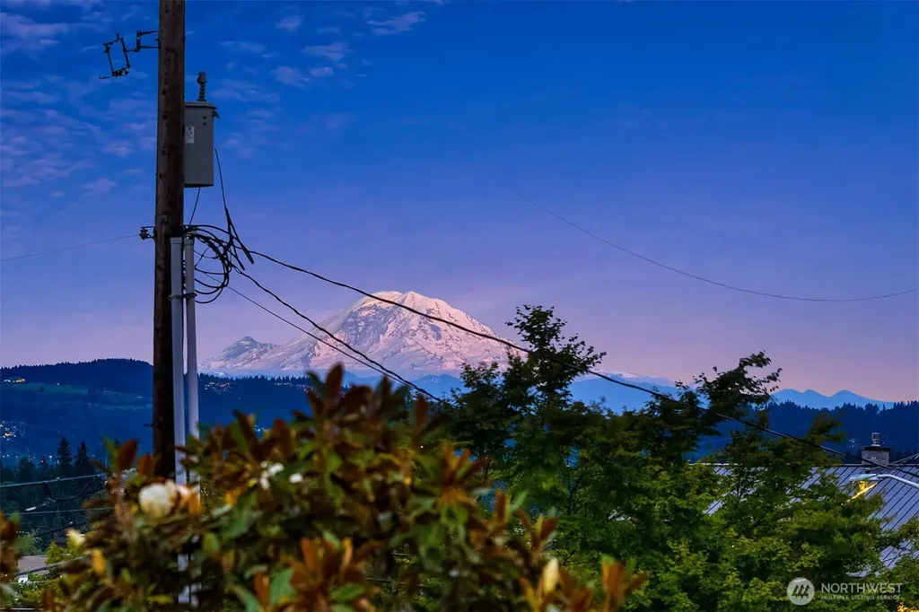 1333 98th Avenue NE Clyde Hill WA 98004