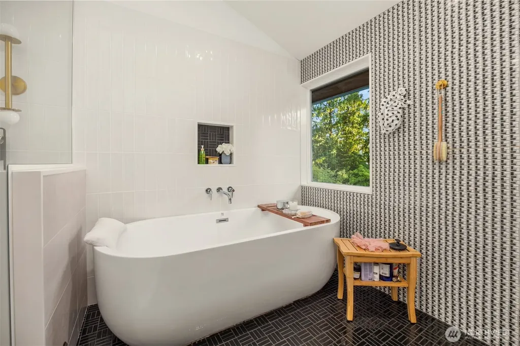 12422 68th Avenue NE Kirkland WA 98034