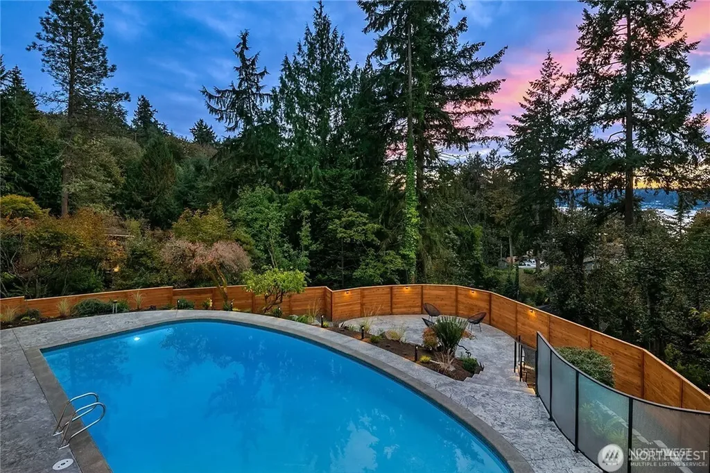 12422 68th Avenue NE Kirkland WA 98034