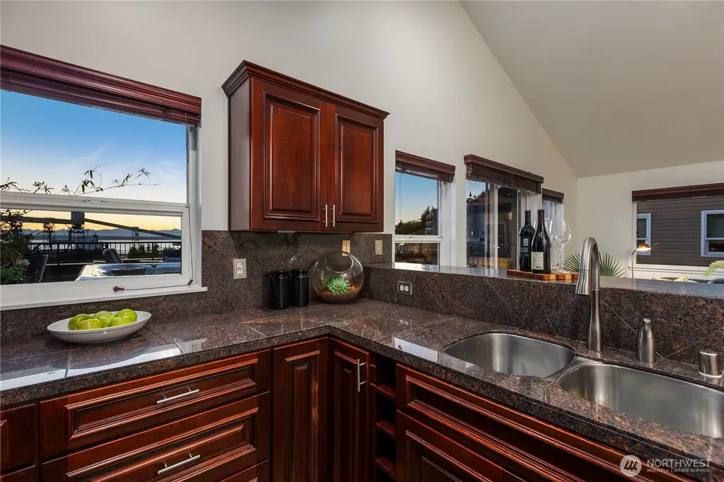 524 6th Avenue W Seattle WA 98119