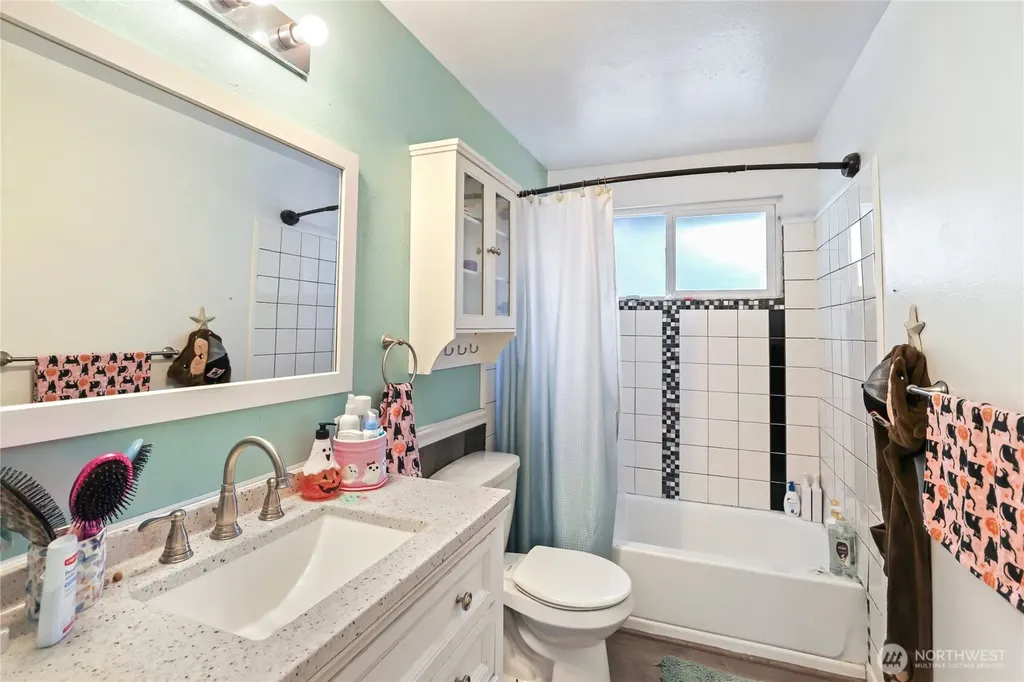 19164 Karl Place NE Poulsbo WA 98370