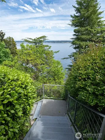3310 E Laurelhurst Drive NE Seattle WA 98105