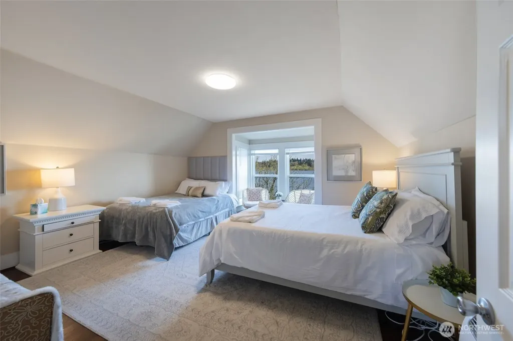 9049 NE Juanita Drive Kirkland WA 98034