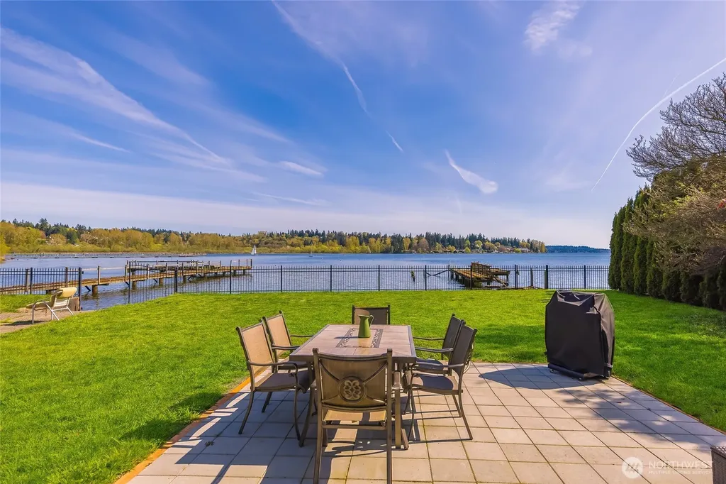 9049 NE Juanita Drive Kirkland WA 98034