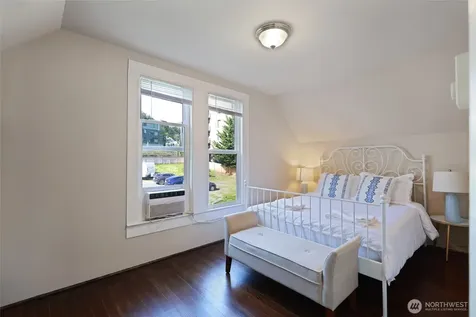 9049 NE Juanita Drive Kirkland WA 98034