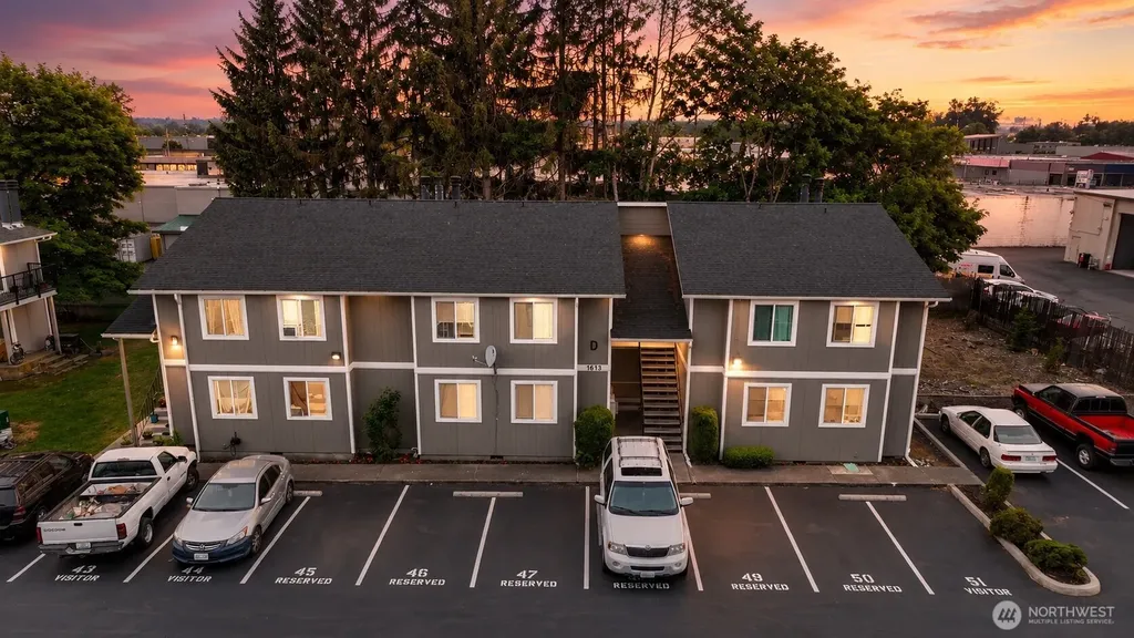 1613 Maple Lane Kent WA 98030