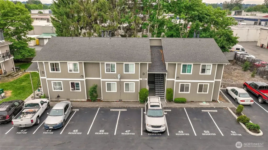 1613 Maple Lane Kent WA 98030