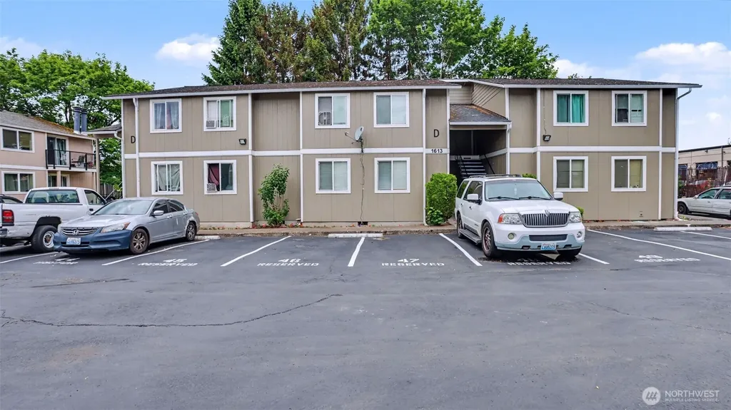 1613 Maple Lane Kent WA 98030