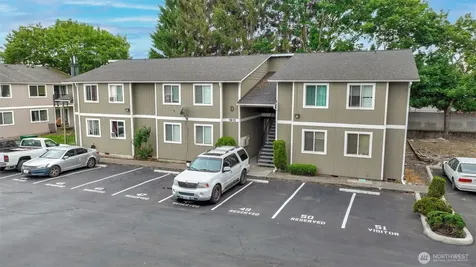 1613 Maple Lane Kent WA 98030