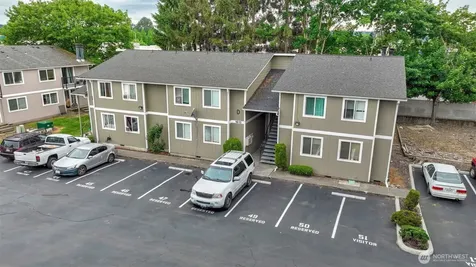 1613 Maple Lane Kent WA 98030