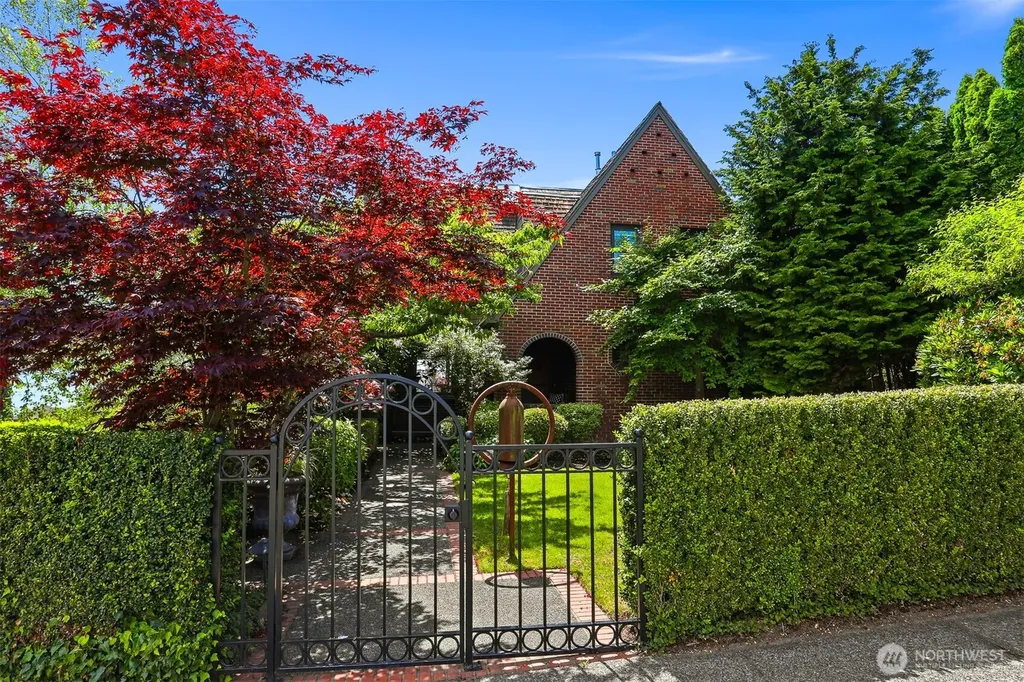 2301 Rosemont Place W Seattle WA 98199