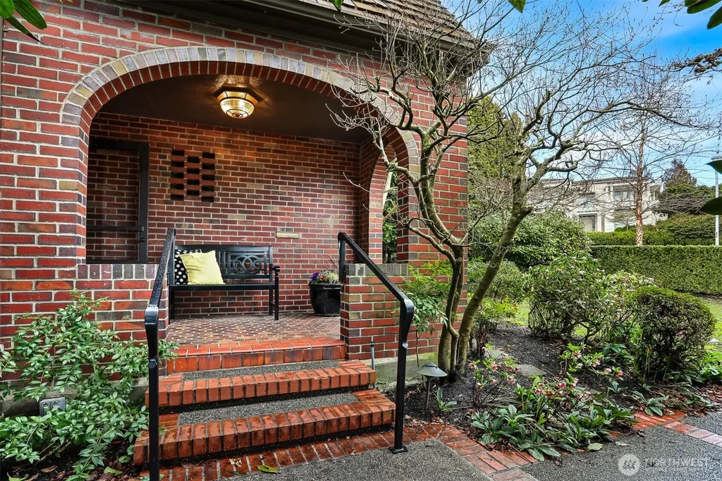 2301 Rosemont Place W Seattle WA 98199