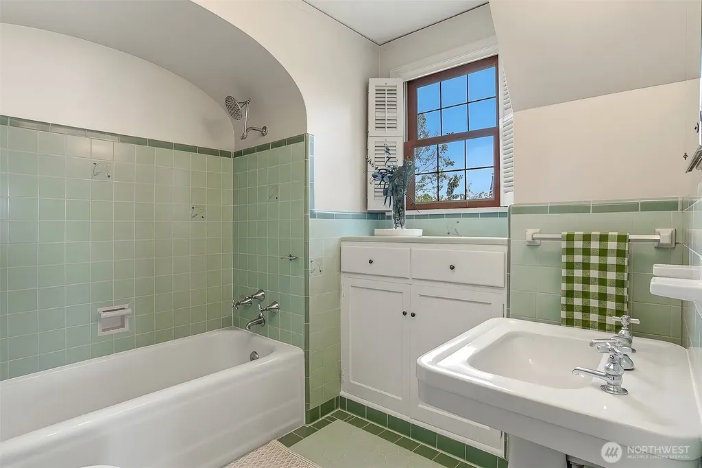 2301 Rosemont Place W Seattle WA 98199