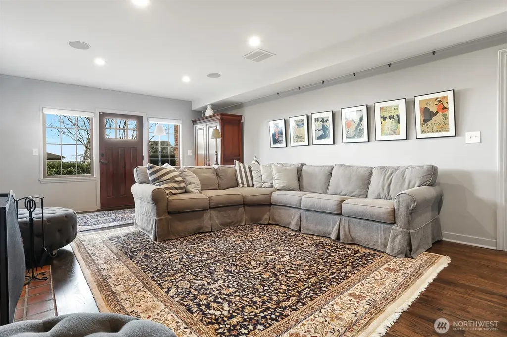2301 Rosemont Place W Seattle WA 98199