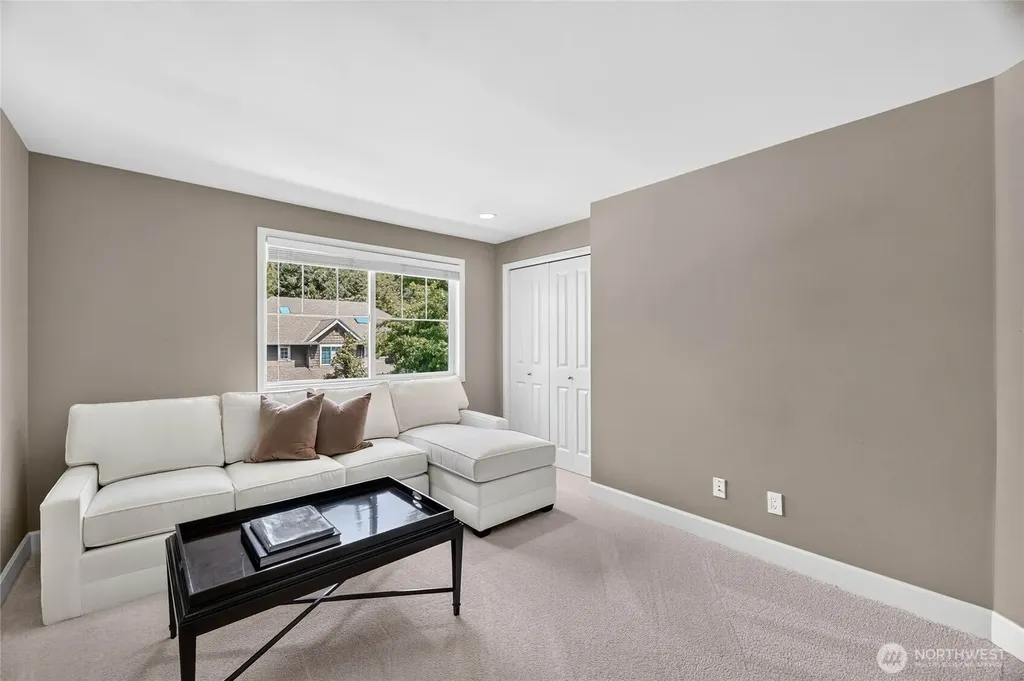 25817 NE 4th Place Sammamish WA 98074