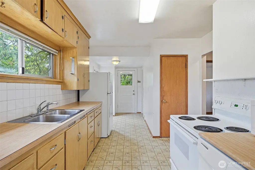 9002 2nd Avenue NE Seattle WA 98115