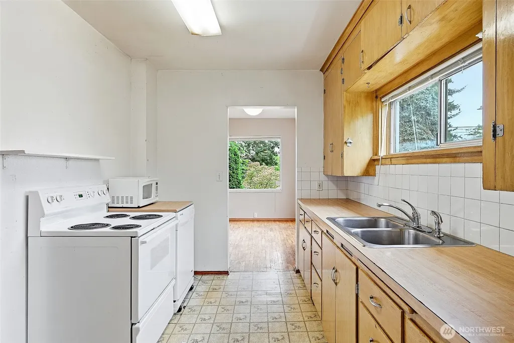 9002 2nd Avenue NE Seattle WA 98115