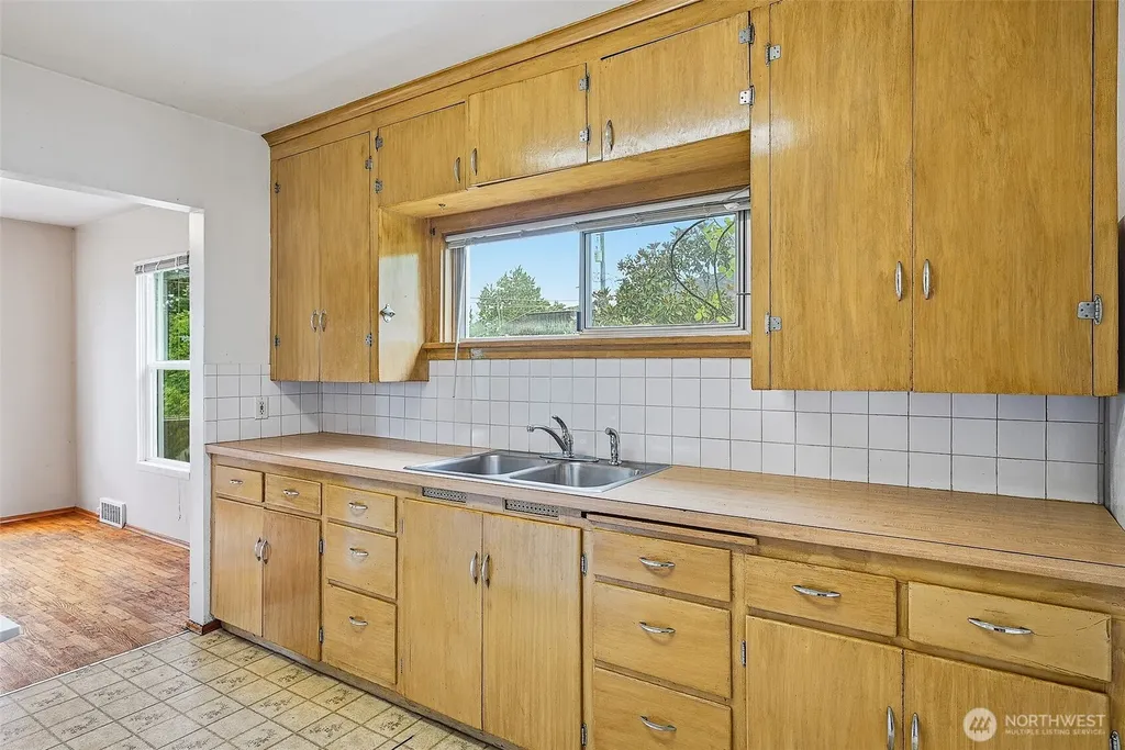 9002 2nd Avenue NE Seattle WA 98115