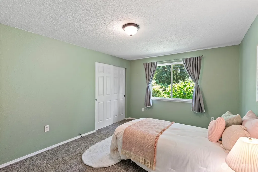 19064 10th Avenue NE Poulsbo WA 98370