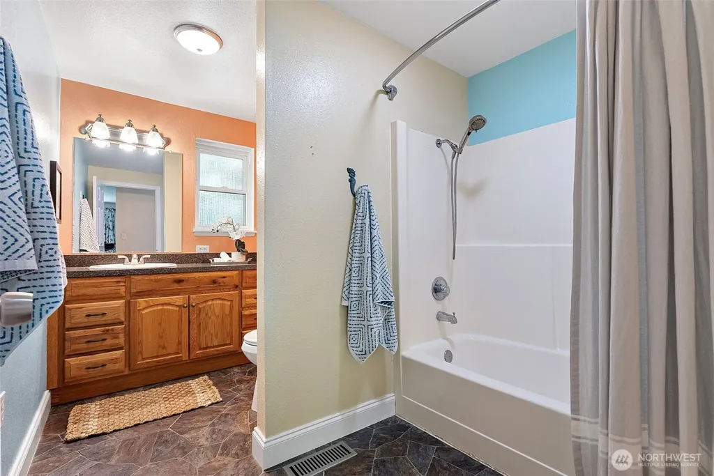 19064 10th Avenue NE Poulsbo WA 98370