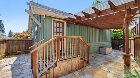 1326 N 40th Street Seattle WA 98103