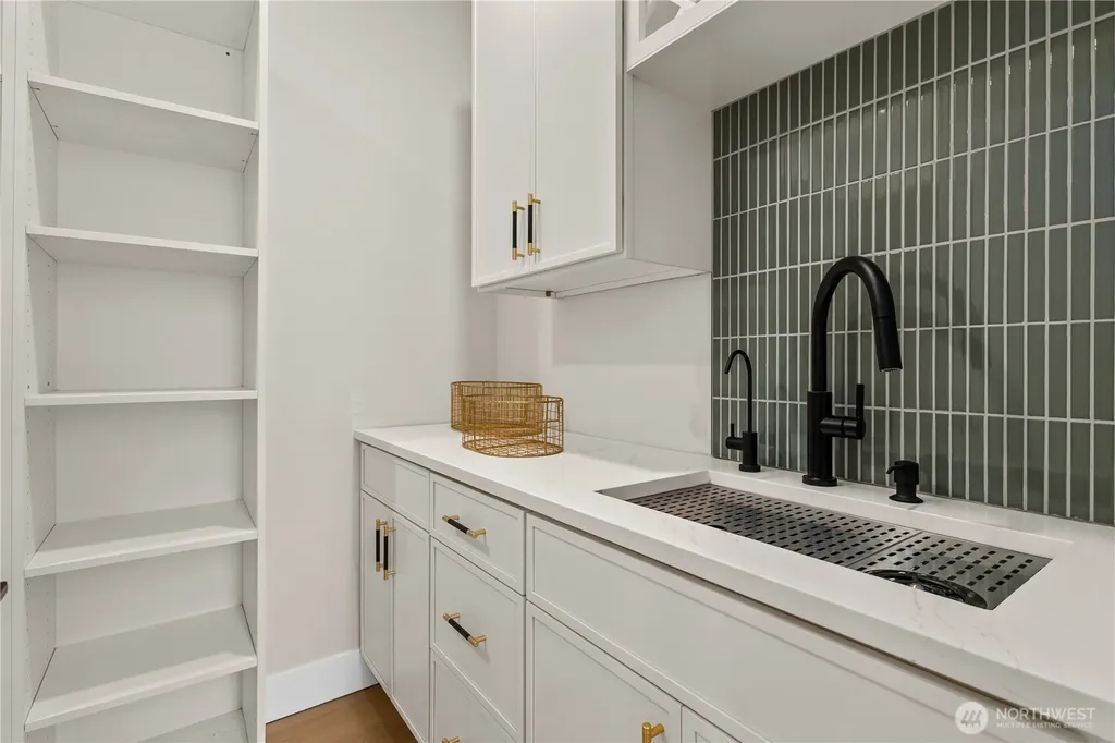 11709 Roosevelt Way NE Seattle WA 98125