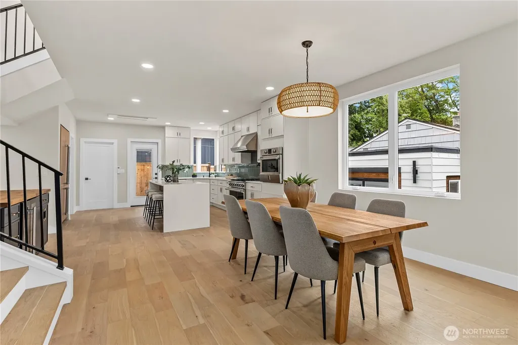 11709 Roosevelt Way NE Seattle WA 98125