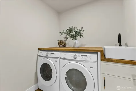 11709 Roosevelt Way NE Seattle WA 98125
