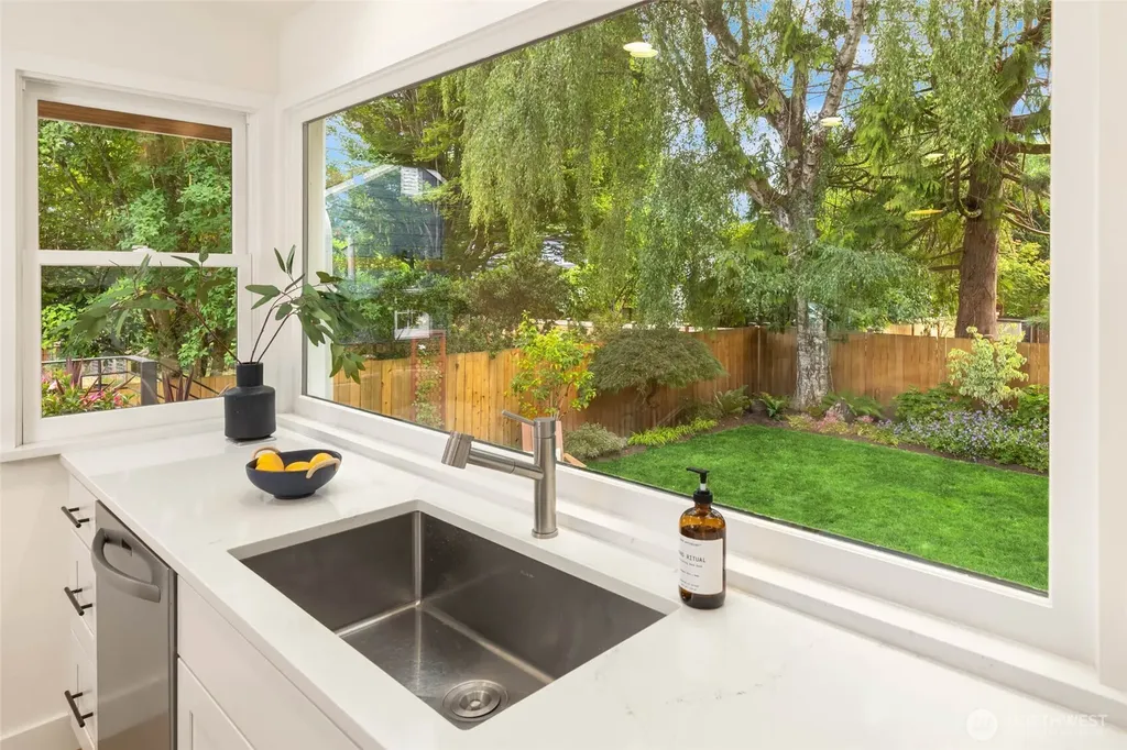 8233 40th Avenue NE Seattle WA 98115