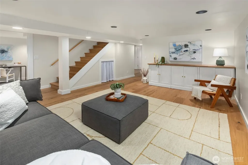 8233 40th Avenue NE Seattle WA 98115